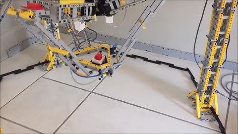 Lego Mindstorms Delta robot moving a candy container, by Sioux.NET on Track