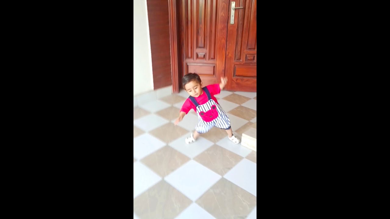 Baby slip and fell down 