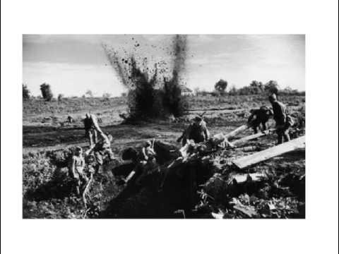 Трусики юбканың астынан көрінеді (фото)