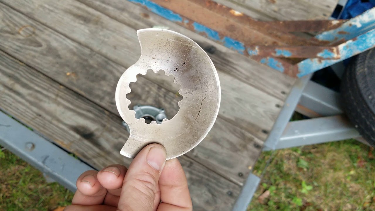 This video shows why pre mix is bad on a rotory valve 2stroke