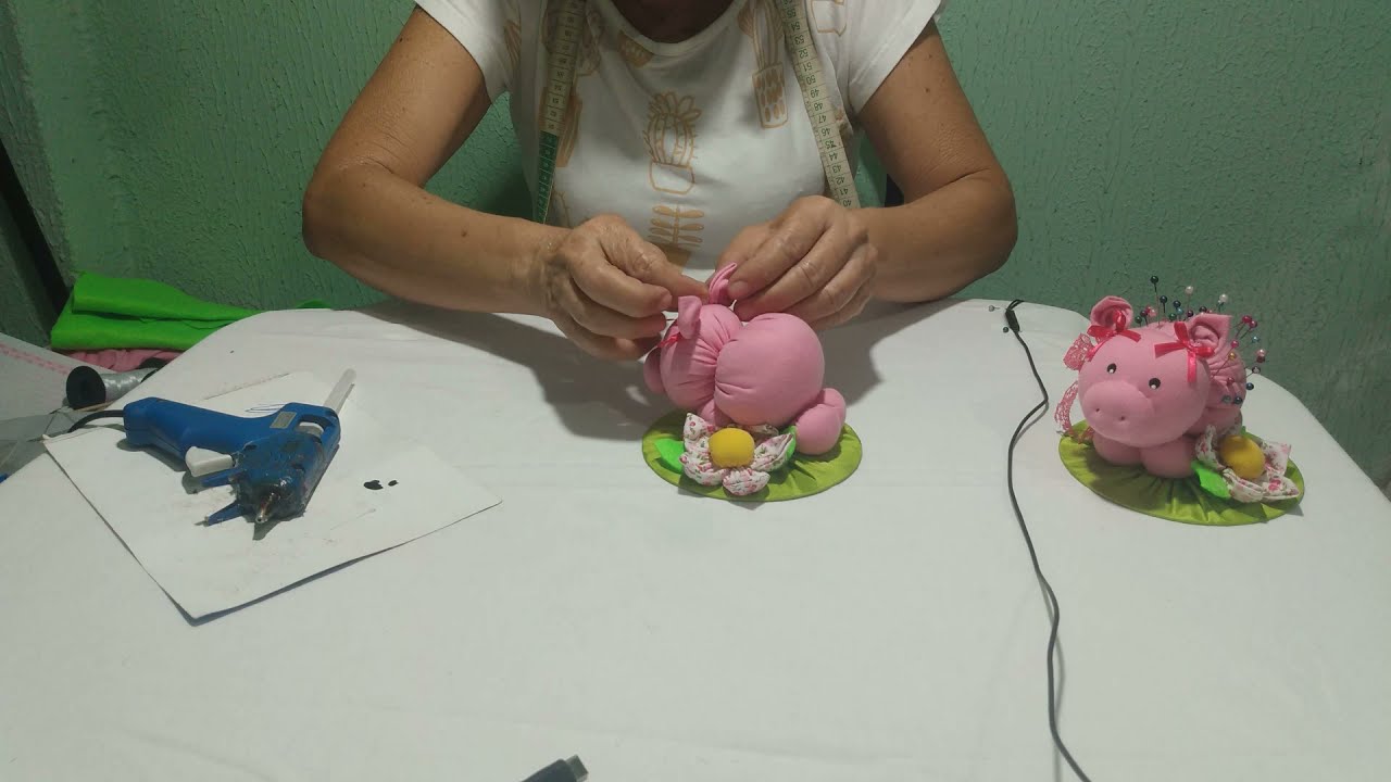 Como fazer alfineteiro de fuxico, porquinho fofo e fácil