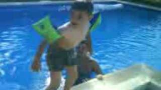 Alvarito Tirandose A La Piscina