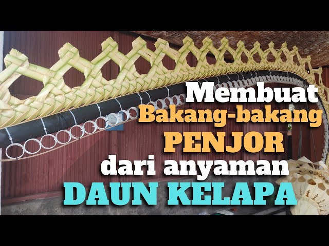 MEMBUAT BAKANG-BAKANG PENJOR DARI ANYAMAN DAUH KELAPA. class=