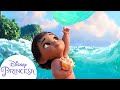 Moana bebé conoce el óceano | Disney Princesa