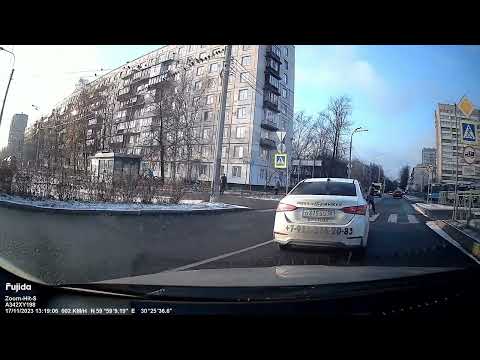 Видеорегистратор Fujida Zoom Hit S Wi-Fi Duo. Наглые дятлы. Пример съёмки в солнечную погоду.