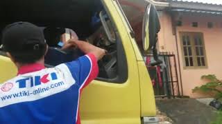 Kedatangan truk paket tiki jne penuh barang box