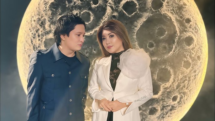 Әйелдің ер адамға тыңшылық жасағанын қараңыз