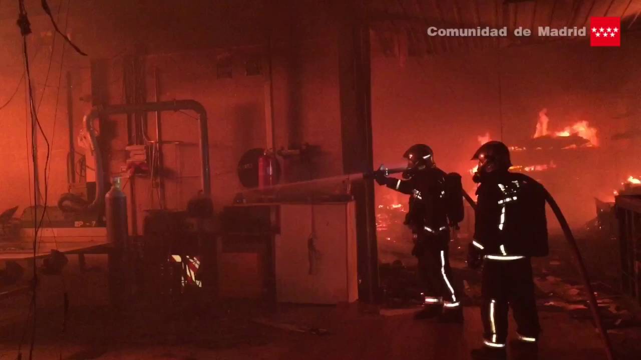 20.5.16 BomberosCM controlan incendio en tres naves en Velilla de San Antonio.