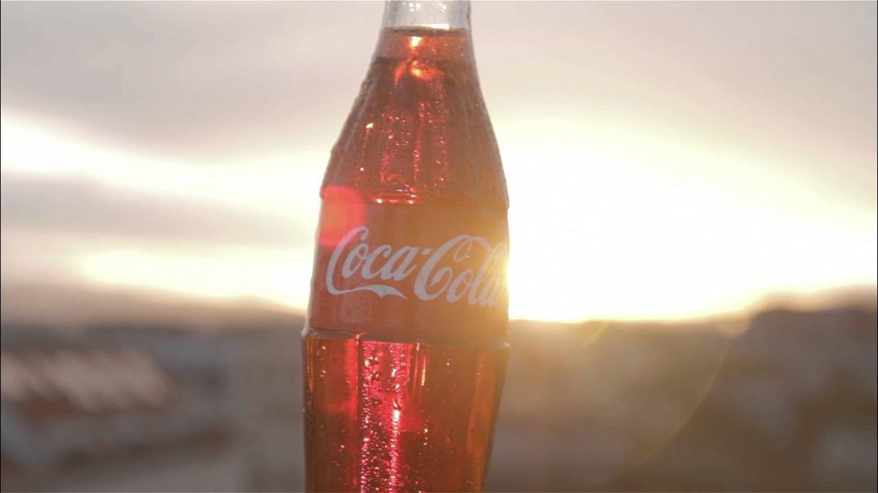 Новогодняя кока кола. Женщина пьет колу. Coca cola реклама. Кока кола клипы. Китайская кока кола.