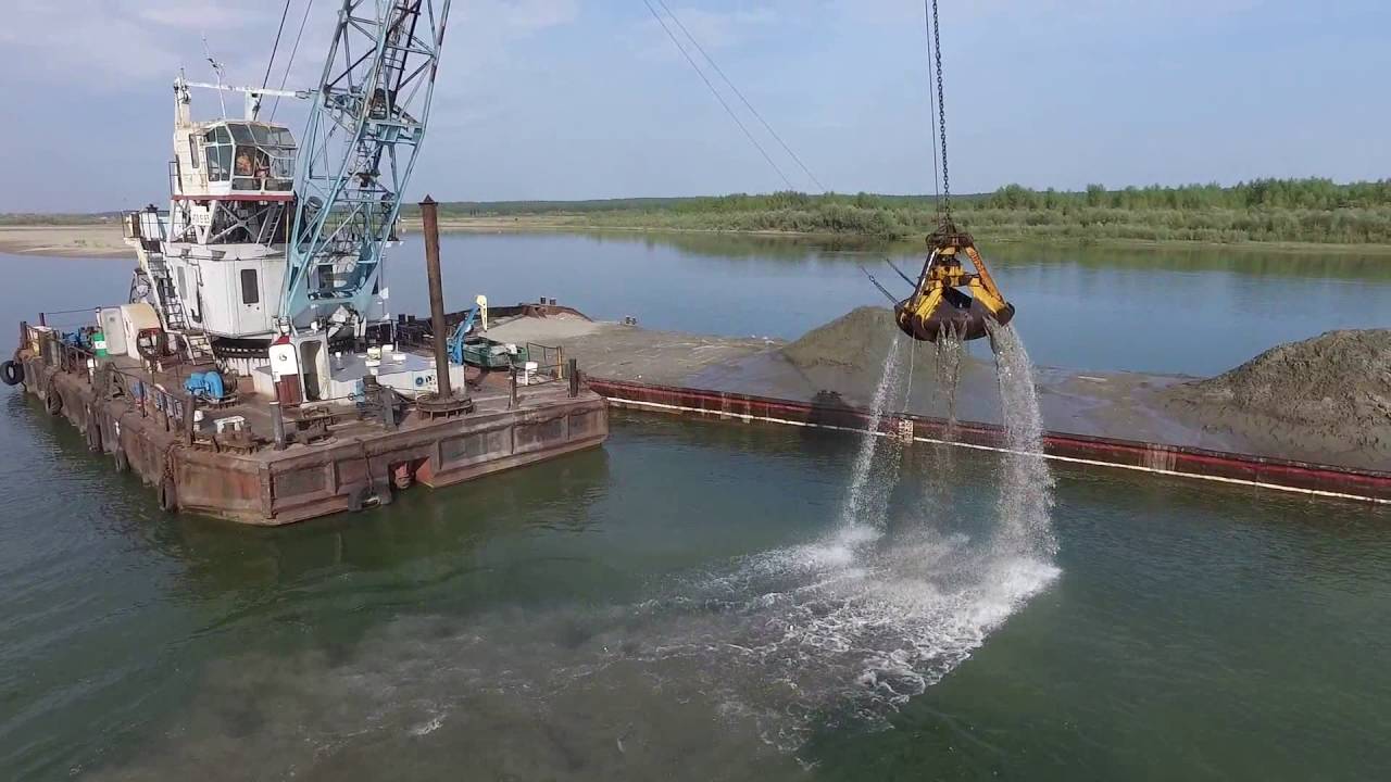 После разгрузки баржи ее осадка в реке