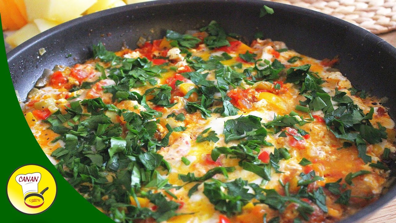 MENEMEN eine traditionell türkische Eierpfanne mit Gemüse - Eiergericht ...