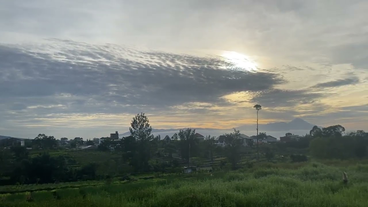 View 360 Drajat pegunungan indah yang sepi tanpa suara