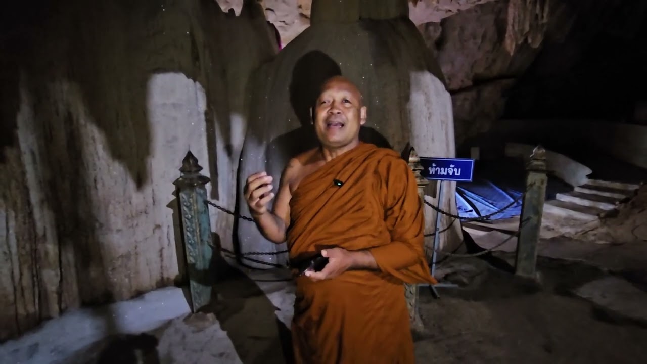 ถ้ำประกายเพชร : เจ้าสำนักวัดถ้ำประกายเพชรนำชม