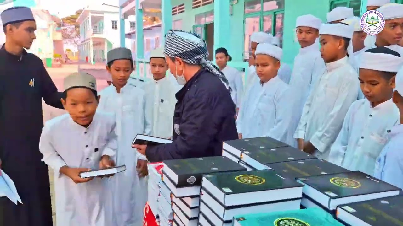 Tặng quà Qur'an cho các em học sinh Chăm Muslim Koh Khoi An Giang Việt Nam