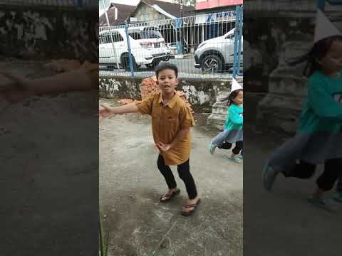 Adek sibuk menari, bang sibuk lari2 dan yang lain pada sibuk.😀😀
