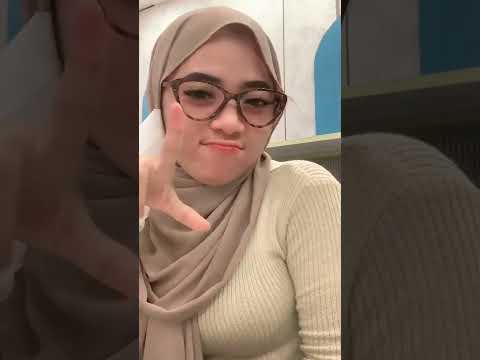 cewek cantik berkacamata