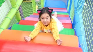 보람이가 집 안에 트램폴린 공원으로 가는 길을 만들었어요! Play at the Trampoline Park with Boram