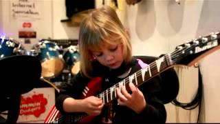 6 year old guitarist Zoe Thomson's first go at Pirates of the Caribbean at full speed on guitar