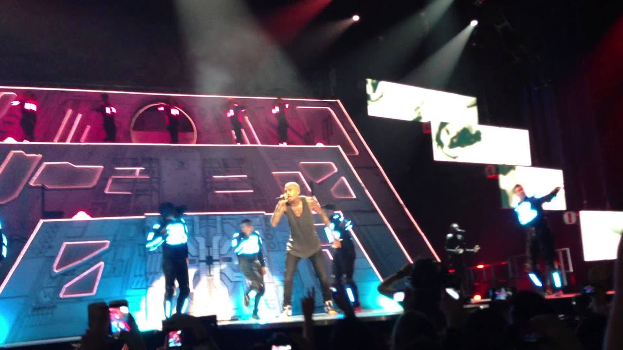 She Ain't You - Chris Brown (Paris - Carpe Diem Tour - 7 Dec. 2012) LIVE HD VIP section