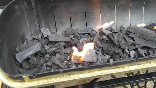 Интересная печь гриль-мангал из газового баллона, с функцией газового розжига и воздушного поддува.