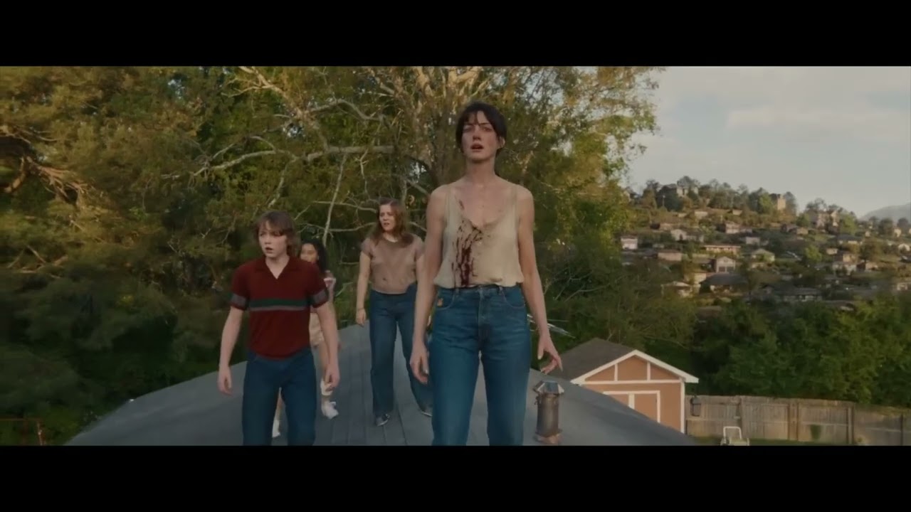 The End of Oak Street Review | Anne Hathaway & Ewan McGregor Sci-Fi Adventure