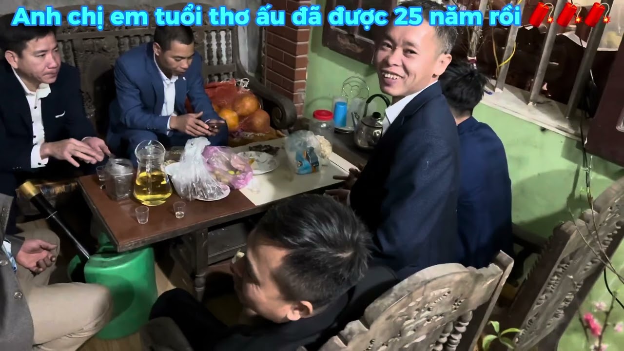 Ngày tết đoàn viên anh chị em tuổi tơ ấu