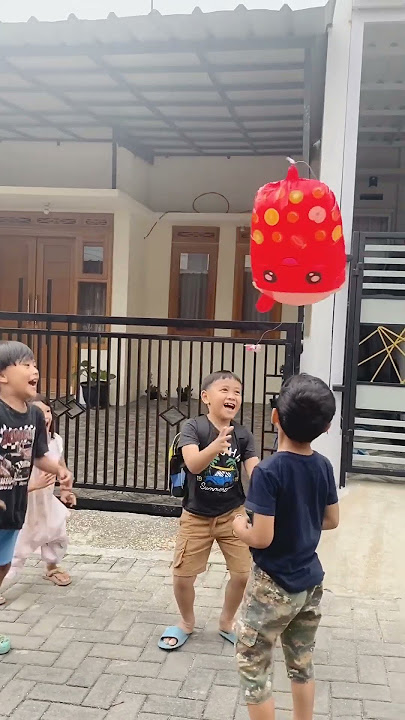 kok bisa balon nya terbang sampai jauh banget 😯 #shortvideo #balon #balongas #balonkuadalima