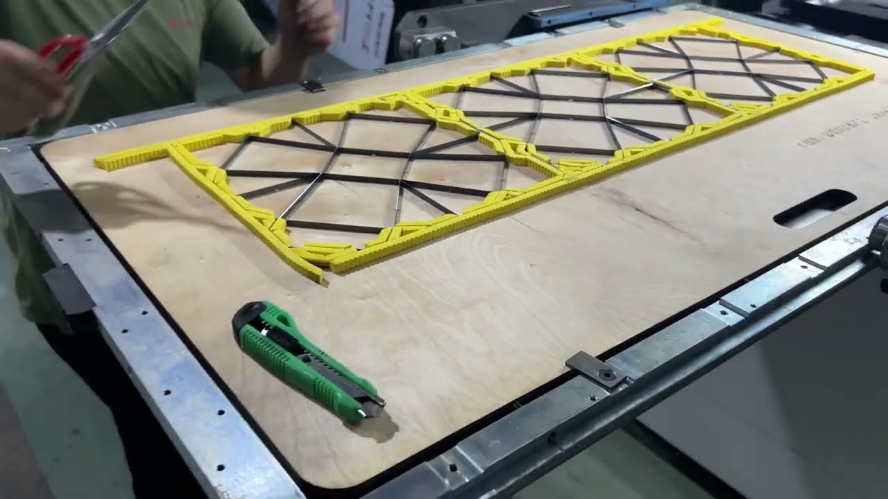 How to set a nick for wooden die: Hit a gap on the cutting knife