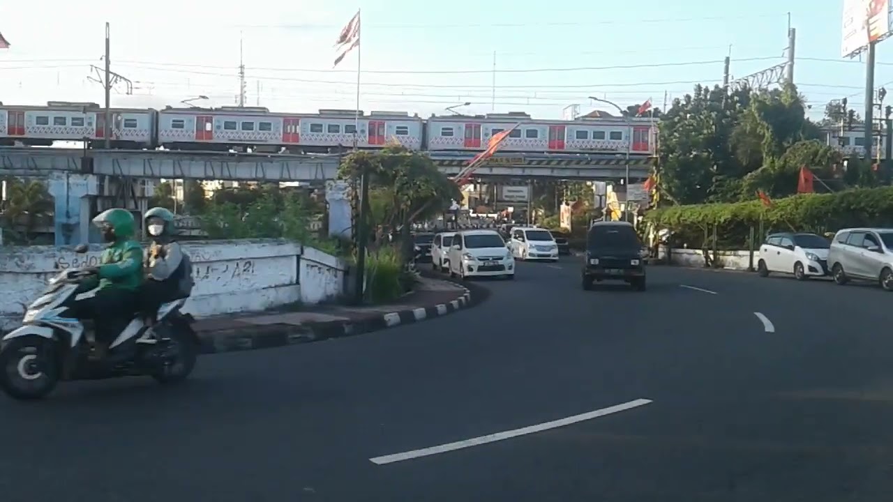 Pemandangan keren KRL Jogja Solo melintas Di jembatan Kewek Jogja
