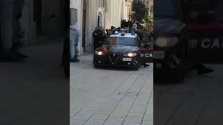 Cadavere trovato in un negozio a Bari, fermato il proprietario: rischia il linciaggio all'uscita