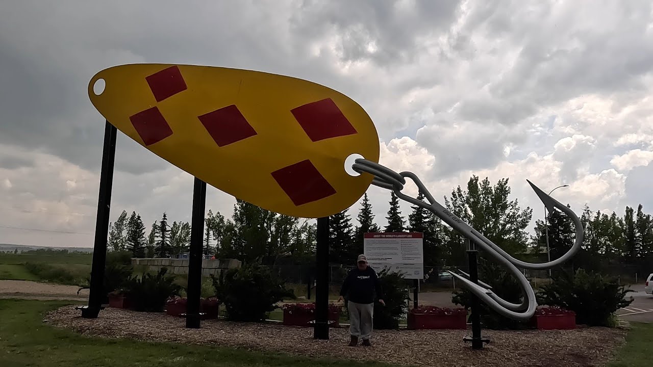 worlds-biggest-hook-lenthompson-worldslargestlure-lacombe-fishing