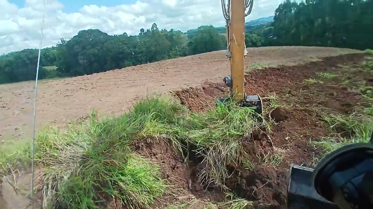Sany com lâmina finalizando serviço 