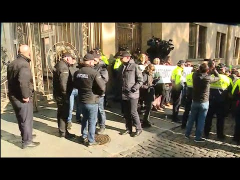 საპროტესტო აქცია და სირცხვილის დერეფანი პარლამენტთან