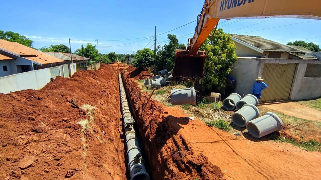 GALERIA PLUVIAIS DRENAGEM ÁGUA - Escavadeira hidráulica