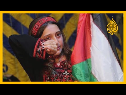 🇵🇸 أخفت دموعها خلف سارية العلم.. صورة من فلسطين تجتاح منصات التواصل، فما قصتها؟