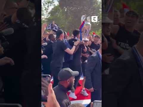 ⚽🎉 Jour de fête au Champ-de-Mars pour les joueurs du PSG après leur victoire contre Arsenal ! #psg