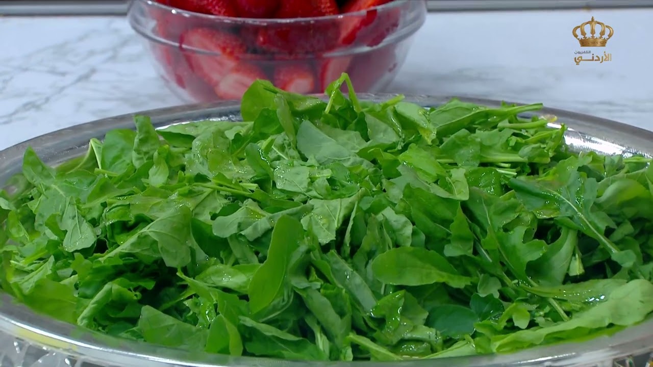 مطبخ يوم جديد  سلطة فراولة وتوت بالجرجير