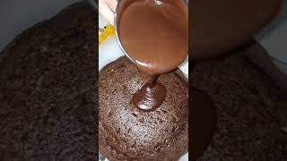 كيكة الشوكولاتة الهشه بصوص بسيط وسهل