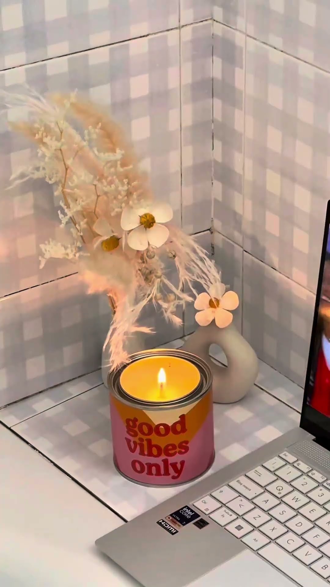 Vídeo UGC de Ethel García-Urrutia con la vela Good Things Are Coming de Happyideas en The UGC Villa