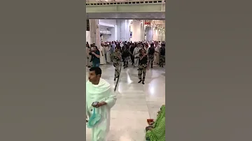 الملك يؤدي مناسك العمرة 