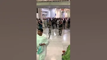 الملك يؤدي مناسك العمرة 