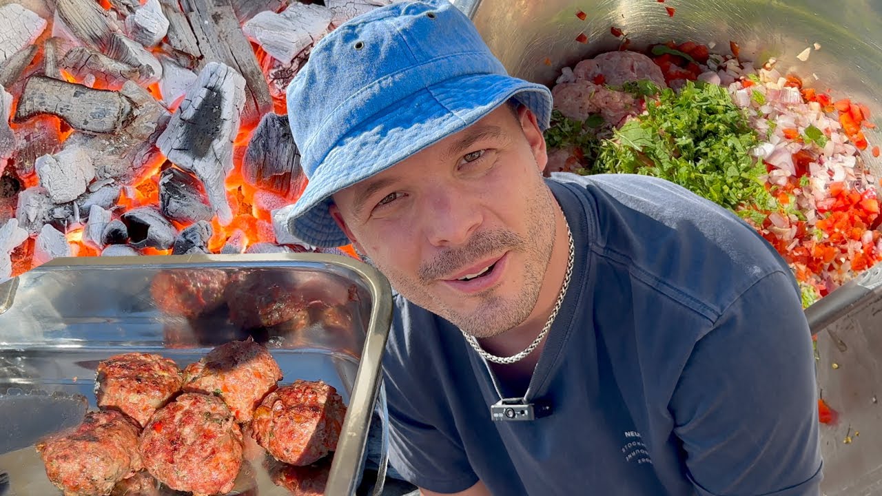 Grillar lamm på kolgrill