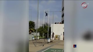 Captaron a sujeto que se lanzó desde mástil y que cayó en improvisada colchoneta - CHV Noticias