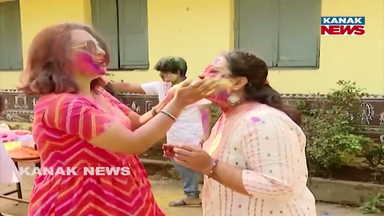 Celebration of Holi in various places of Ganjam, played Holi by dancing.