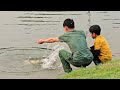 up simple fishing traps using earthworms, harvest large carp and sell them , 2 Highland boy fishing