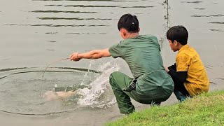 up simple fishing traps using earthworms, harvest large carp and sell them , 2 Highland boy fishing