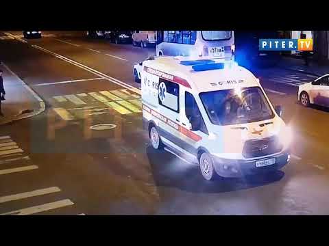 Появилось видео момента ДТП на Загородном. Пешехода сбила "скорая"