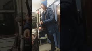 Парень поёт в автобусе/Отличный голос Парень поёт в автобусе/Отличный голос