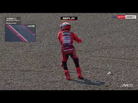 Video Marquez, incidente con Bezzecchi in Indonesia: il momento della caduta, focus sulla spalla destra