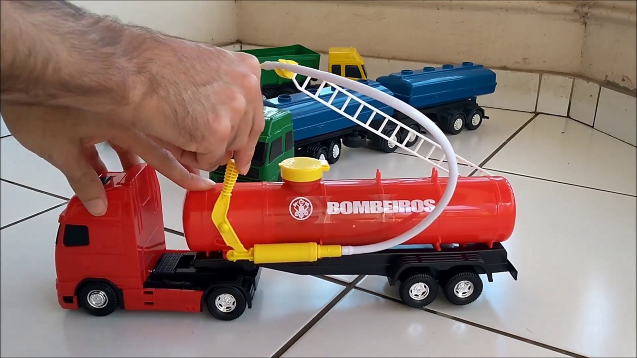 Caminhão de bombeiros de brinquedo vermelho com mangueira esguicha água e  escada caminhão de água 